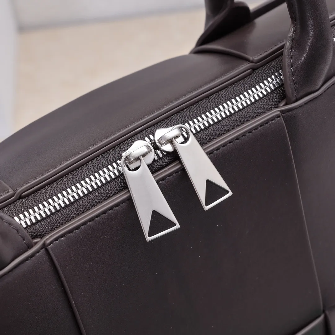 Batch 1880 Bottega Veneta large-lattice men's briefcase. The briefcase is a "value-for-money equipment" that all boys must have as soon as they step out of school. Whether you need to go to the office or go out to discuss business, nothing can better reflect your good taste and financial strength than a simple and elegant briefcase. It can be carried on one shoulder or cross-body to meet your different needs. The capacity is also super 🉑️ Style number: 6801 Size: 36*24*7.5cm